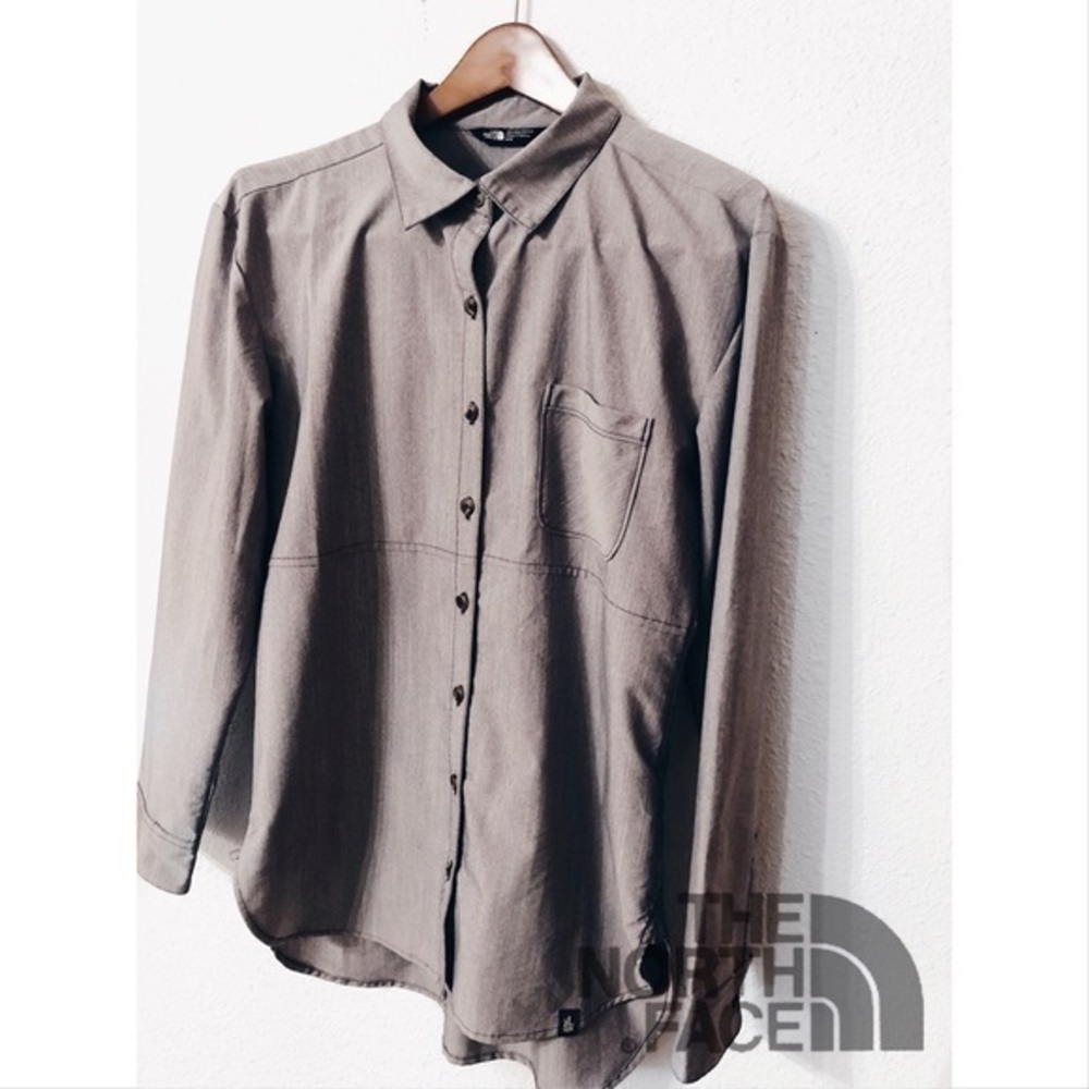 The North Face pocketed button up blouse nwot